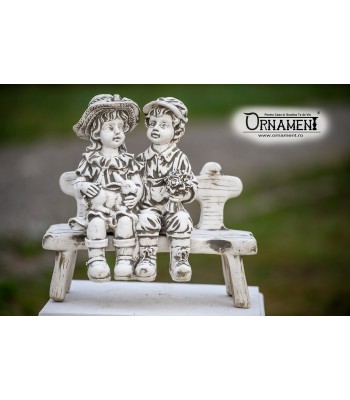 Statuete Copii cu Iepuras pe Bancuta Mica