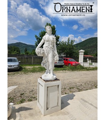 Statueta Domnita cu struguri