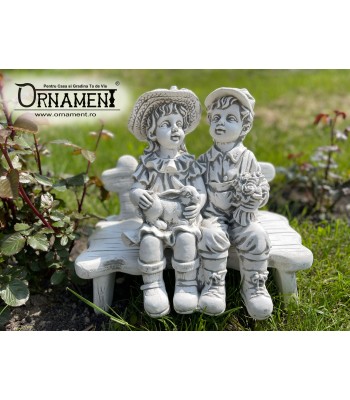 Statuete Copii cu Iepuras pe Bancuta Mica
