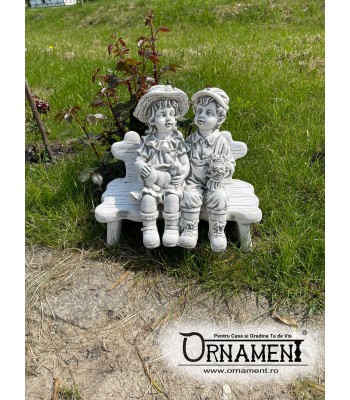 Statuete Copii cu Iepuras pe Bancuta Mica